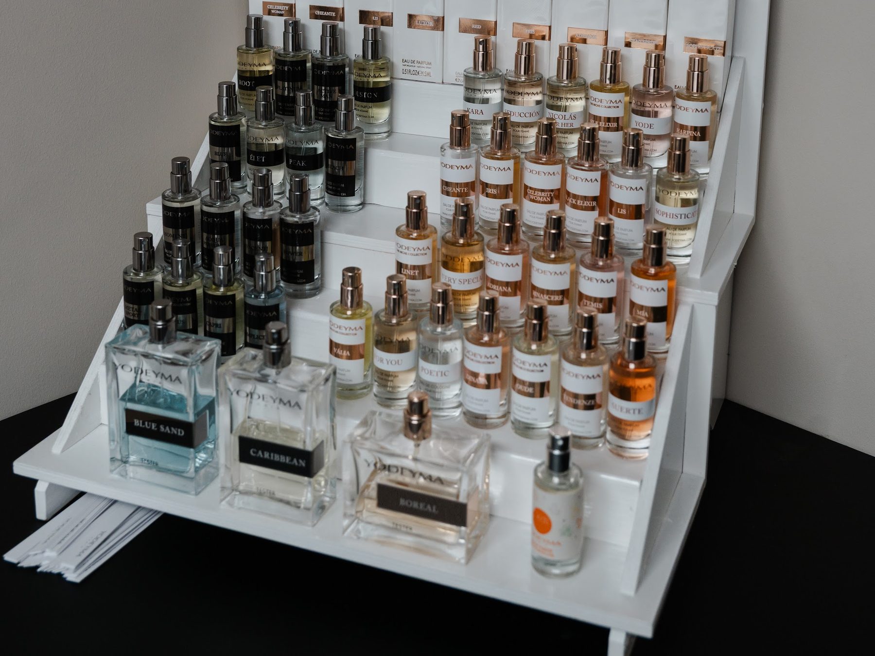 Het rek met Yodeyma-parfums in de salon