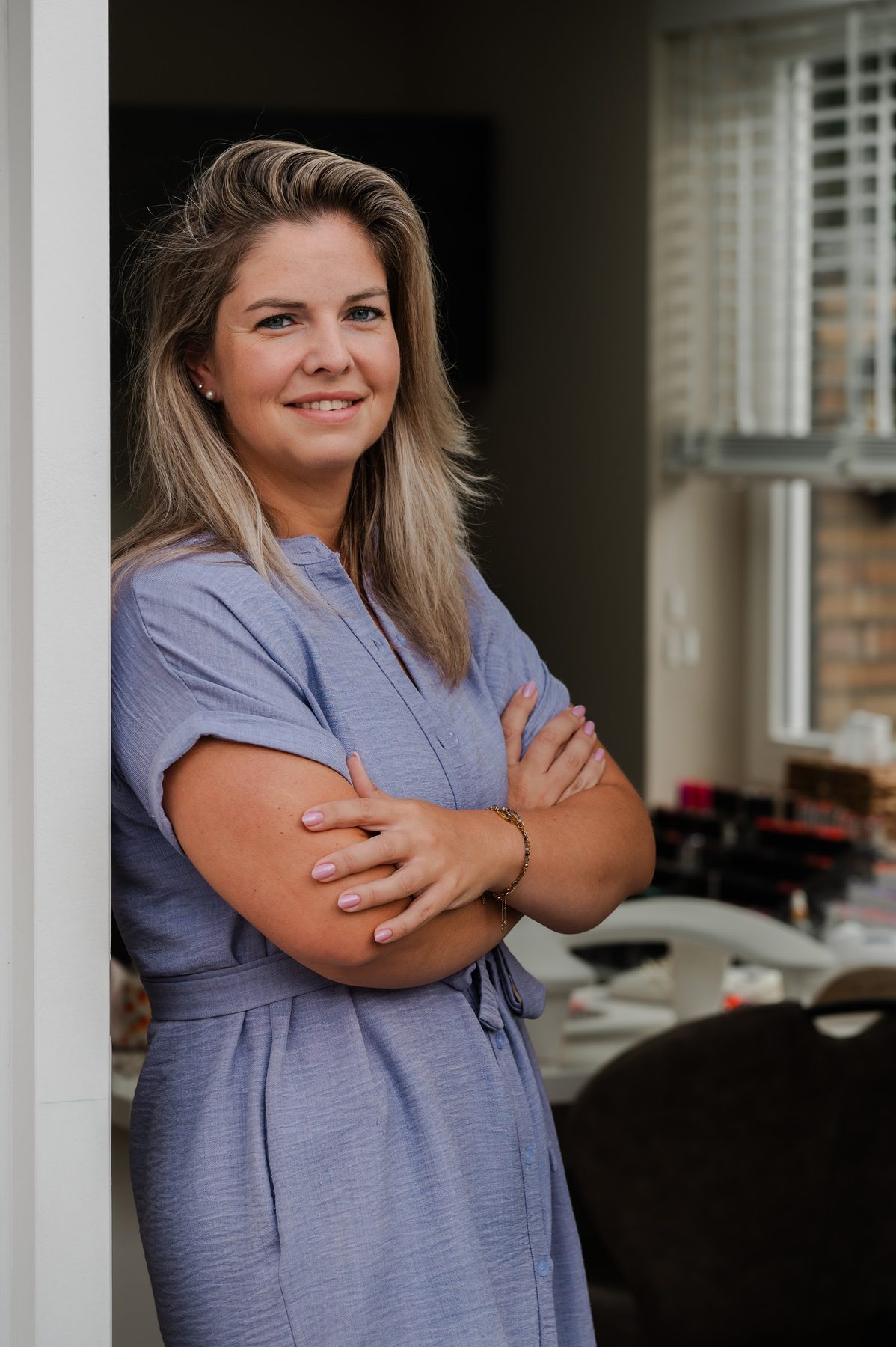 Yvonne Schroyen in de deuropening van haar salon