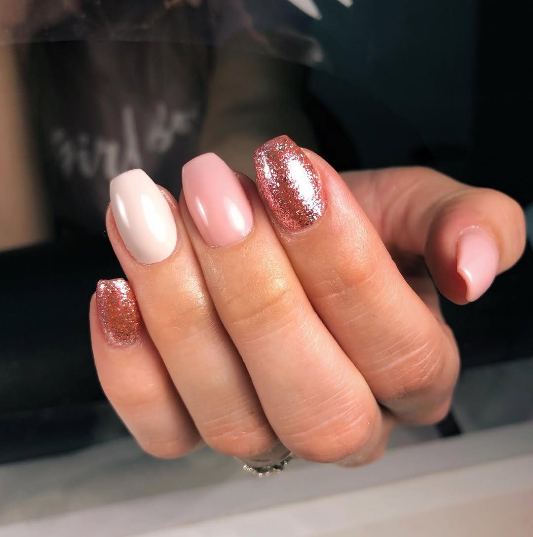 Nagels in wit, roze en roze glitter