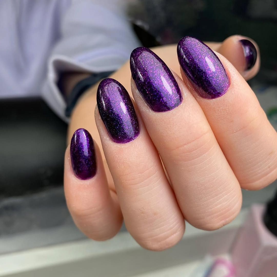 Diep paarse nagels met een glanzende en een matte afwerking