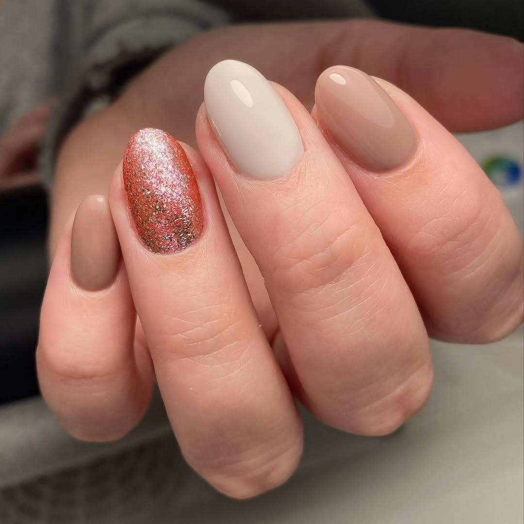 Nude nagels met een koperkleurige glitternagel